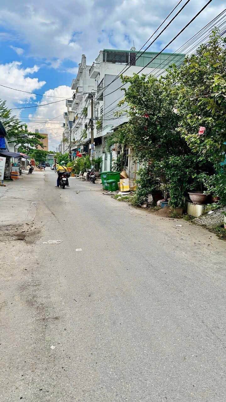 Lô đất Bà Điểm, Hóc Môn 130m² giá 5.6 tỷ - Sổ hồng chính chủ, xây dựng tự do!