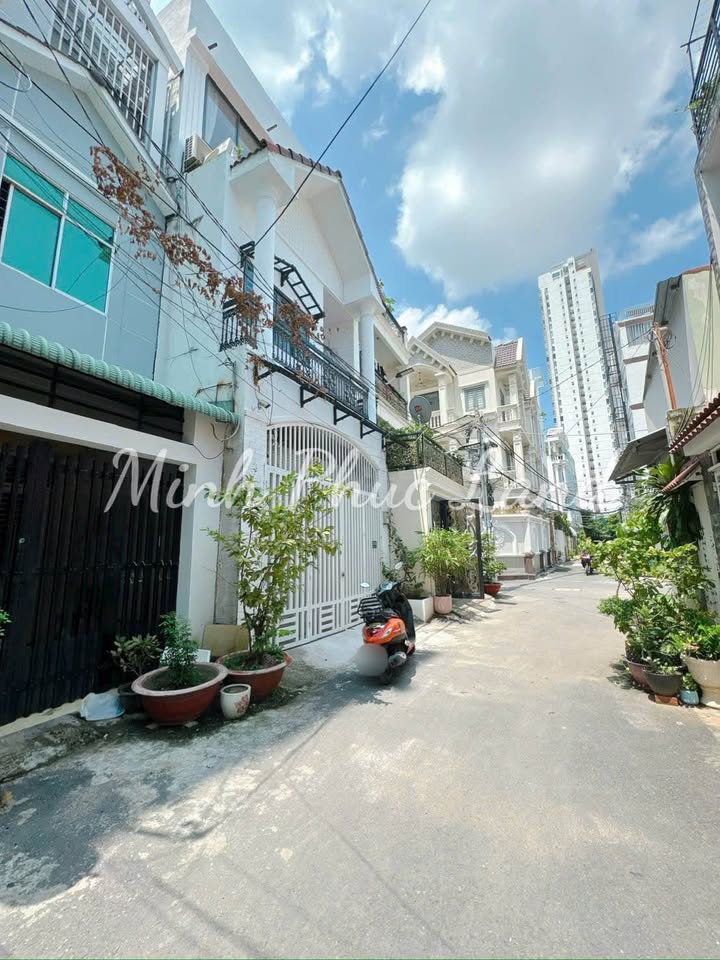 Nhà đẹp hẻm xe hơi Lê Thị Chợ Quận 7, 62.7m² giá 9.5 tỷ - Sẵn sàng vào ở!