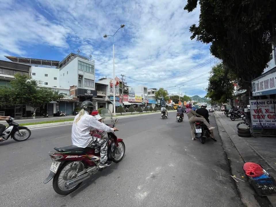 Bán đất tặng nhà mặt tiền kinh doanh đường 23/10 Tây Nha Trang 89.8m² giá 15 tỷ - Cơ hội đầu tư sinh lời!