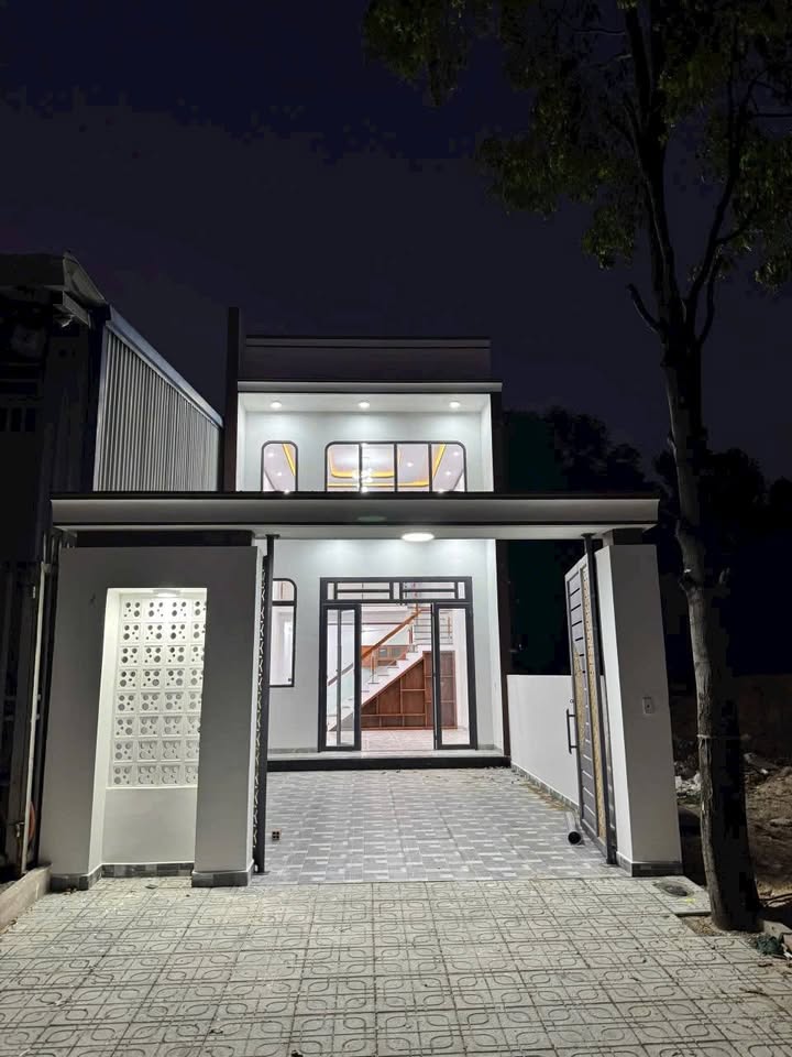 Nhà gác lửng Bến Cát 150m² giá 2.5 tỷ - Kiến trúc kiên cố, tiện ích đầy đủ!