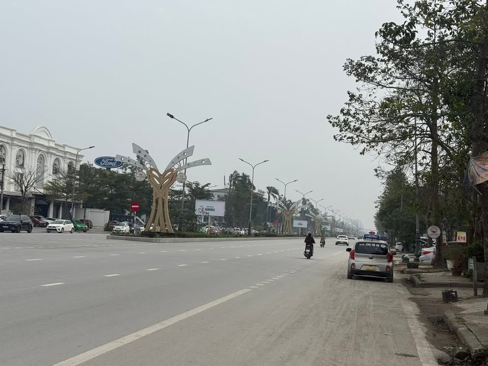 Bán góc VIP mặt đường Lê Nin 200m² - Kinh doanh sầm uất ngay trung tâm!