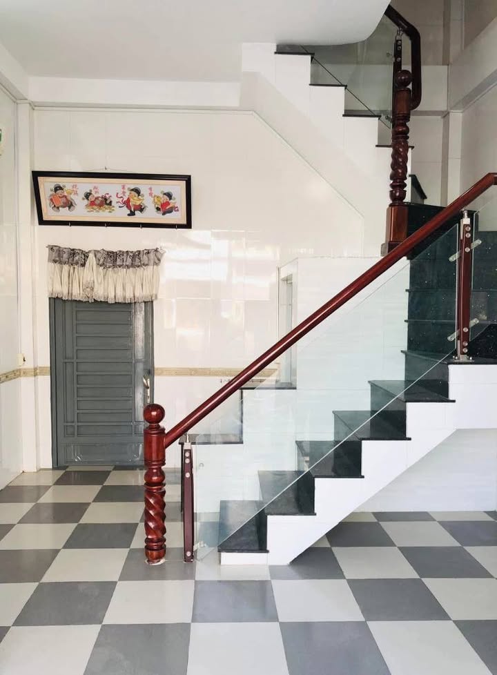 Nhà nguyên căn mặt tiền Lý Thái Tổ, 3 tầng, giá 6 triệu - Kinh doanh thuận lợi!