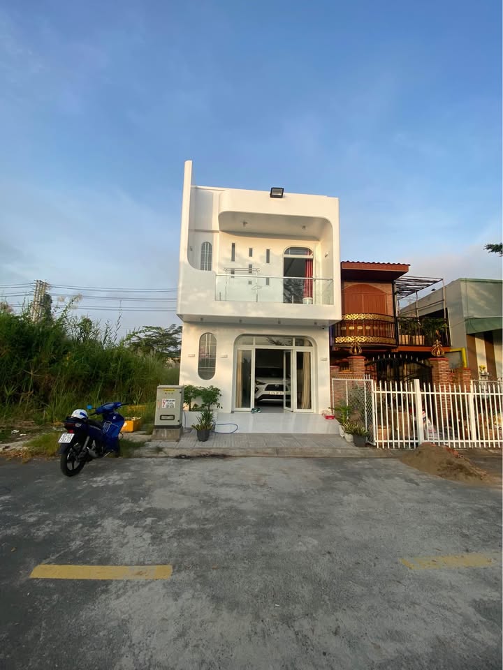 Nhà phố Mỹ Hoà, Long Xuyên 70m² giá 2.5 tỷ - Full nội thất cao cấp, sẵn sàng vào ở!