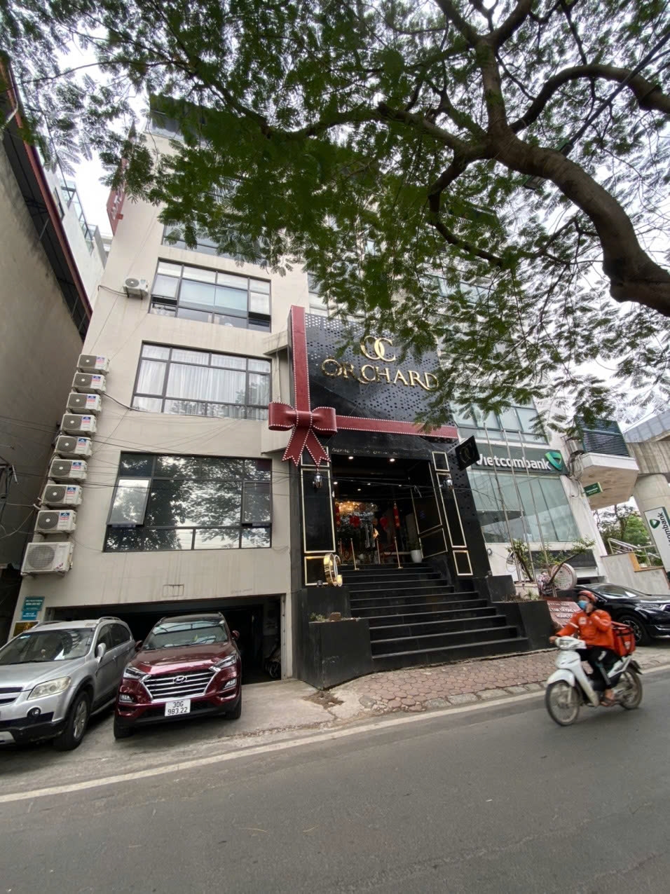 Cho thuê văn phòng tại phố Hoàng Cầu, Đống Đa 120m² - View hồ tuyệt đẹp!