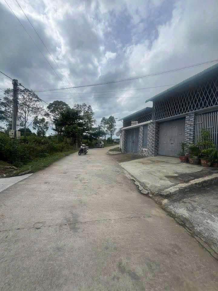 Nhà cấp 4 mặt đường Đống Đa, Kon Tum 305.5m² giá chỉ 2.8 tỷ - Cơ hội đầu tư tuyệt vời!