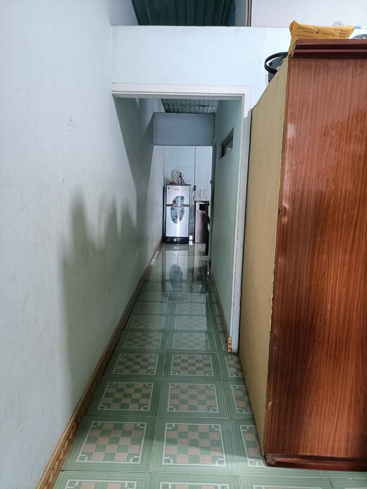 Nhà phố mặt đường Lạc Long Quân, 73.8m² giá 1.95 tỷ - Kinh doanh thuận lợi!