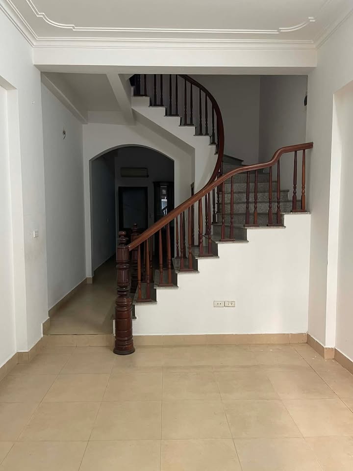 Nhà liền kề Văn Quán 50m² giá 12 triệu - Ô tô đỗ cửa, phù hợp ở và làm văn phòng!