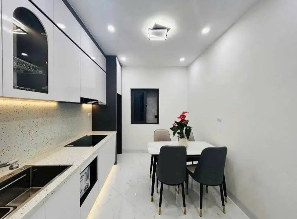 Nhà phố Bồ Đề Long Biên 38m² giá 8 tỷ - Sổ đỏ chính chủ, ô tô đỗ cổng!