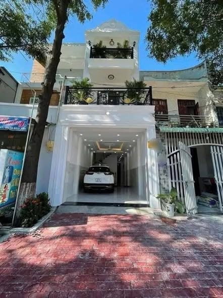 Nhà mặt tiền đường Nguyễn Tri Phương, Thủ Dầu Một 4PN giá 12 triệu - Phù hợp làm văn phòng!