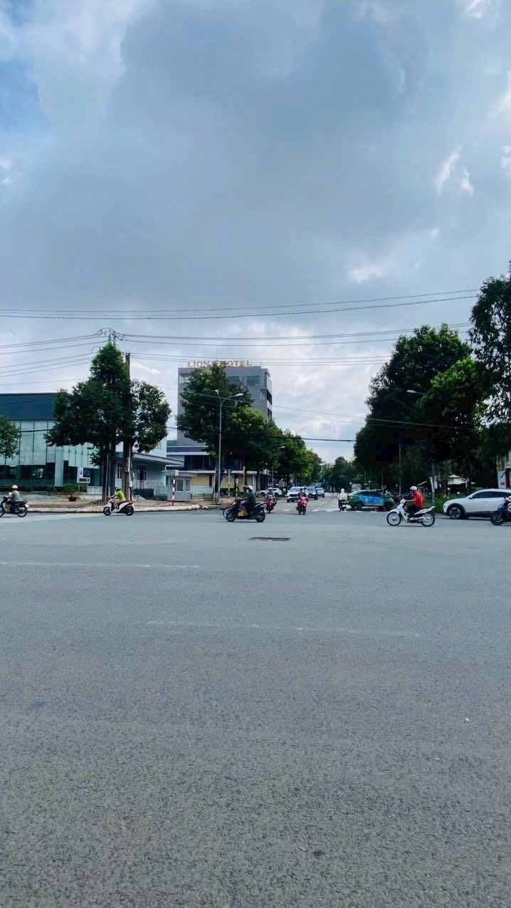 Nhà góc 2 mặt tiền đường Trần Văn Trà, Hưng Phú 380m² - Giá thuê 50 triệu/tháng