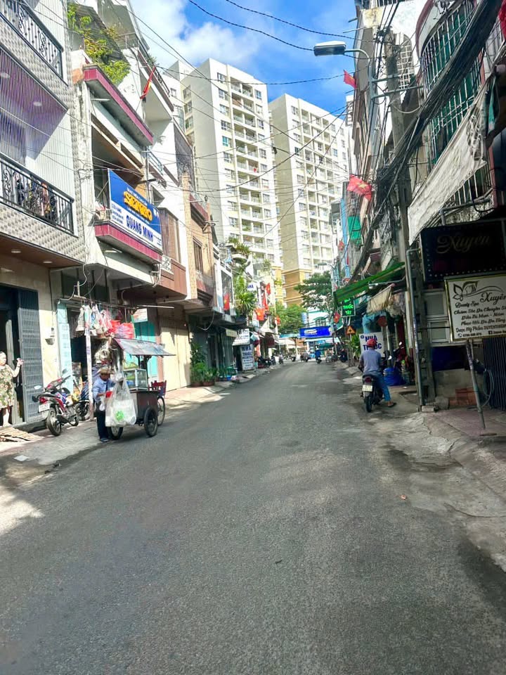 Nhà hẻm xe hơi 58m² Lạc Long Quân, Quận 11 - Bán gấp chỉ 7 tỷ!