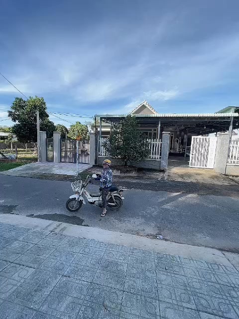 Nhà 1 trệt 1 lầu tại phường Long Hoa, Tây Ninh - Thiết kế hiện đại, giá chỉ 2.45 tỷ!