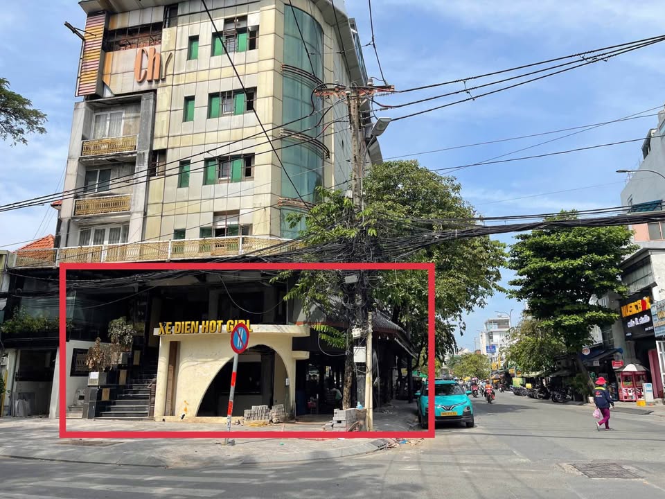 Cho thuê nhà góc 2 mặt tiền đường Cửu Long, Quận 10, 180m² - Vị trí đắc địa cho kinh doanh!