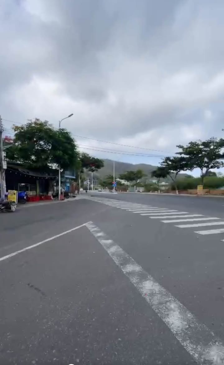 Bán đất tặng nhà mặt tiền Phạm Văn Đồng, Vĩnh Hòa, Nha Trang 191m² - Cơ hội đầu tư sinh lời!