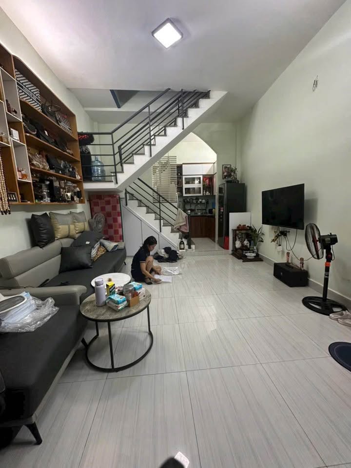 Nhà mặt tiền Lê Quốc Trinh, Tân Phú 28m² giá 5.85 tỷ - Tiện kinh doanh đắc địa!