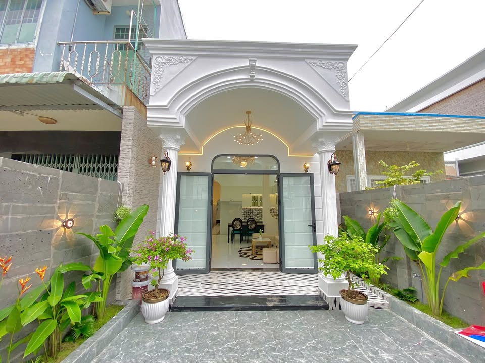 Nhà phố tại Phường 4, Mỹ Tho 100m² giá 3.18 tỷ - Thiết kế hiện đại, sẵn sàng vào ở!