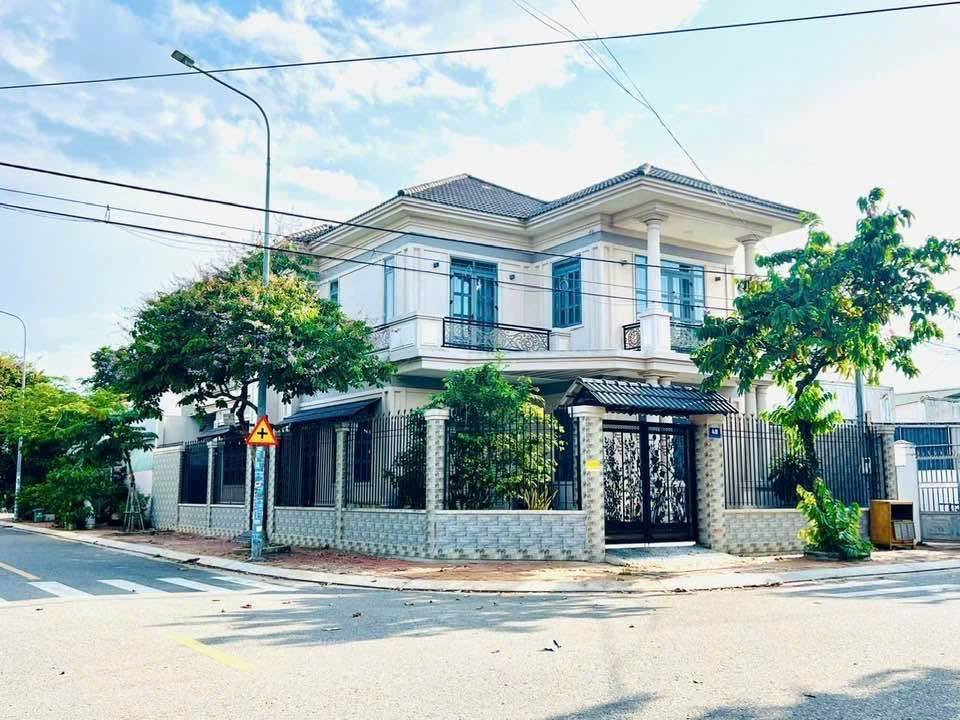 Biệt thự mái Nhật 200m² giá 8.5 tỷ - Thiết kế hiện đại, góc 2 mặt tiền!