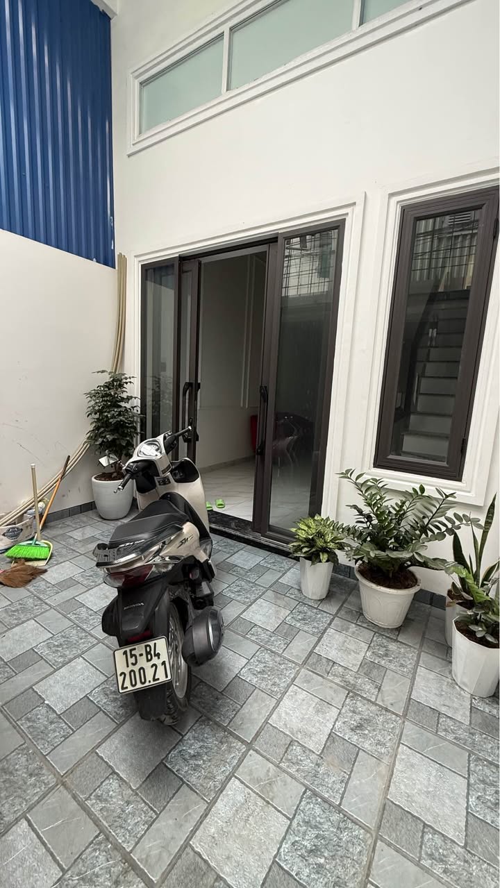 Nhà 3 tầng độc lập đường Hồ Sen 66m² giá 3.55 tỷ - Sân cổng riêng, ô tô đỗ gần nhà!