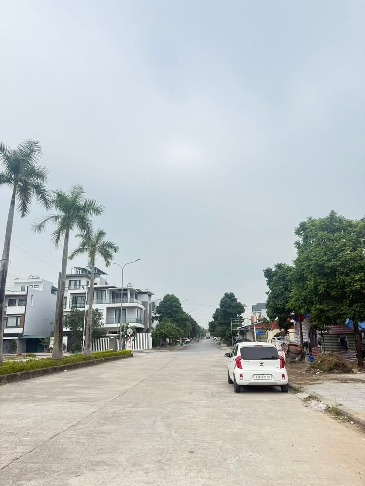 Đất nền Móng Cái 100m² giá 3 tỷ - Chính chủ bán, vị trí tiềm năng!