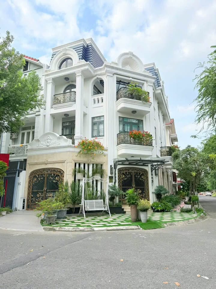 Biệt thự Sadeco ven sông Tân Phong, Quận 7 - 126m² giá 24 tỷ - Sổ hồng chính chủ!