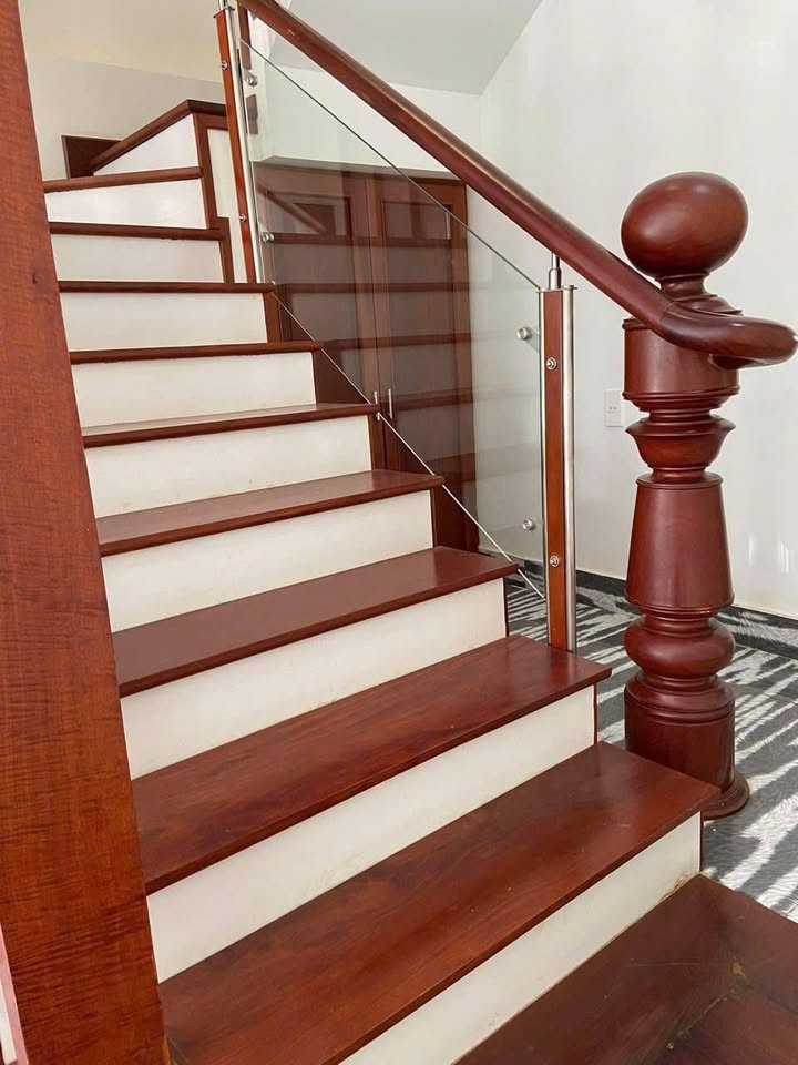 Nhà phố 1 trệt 1 lầu Ngô Tất Tố, Đà Lạt 94m² giá 6.8 tỷ - Nội thất sang trọng, view thoáng đãng!