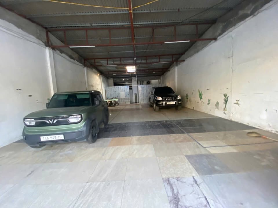 Nhà mặt đường Hà Tu 300m² giá 15 triệu - Vị trí đẹp, tiện lợi cho kinh doanh!