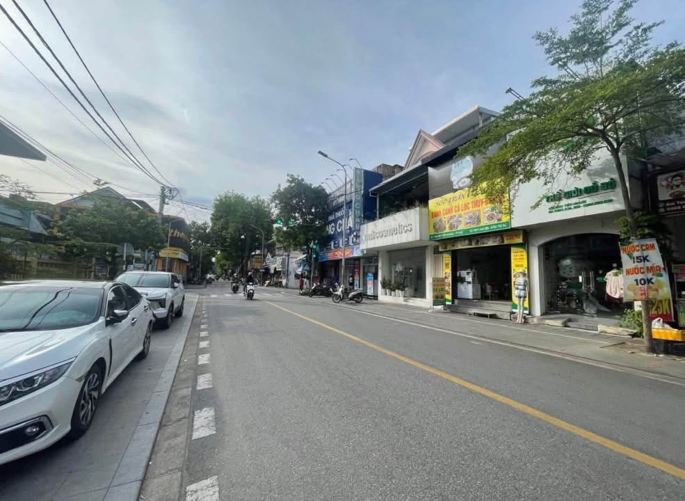 Nhà 2,5 tầng mặt tiền Đinh Tiên Hoàng, 121m² giá 9.2 tỷ - Vị trí đắc địa gần chợ và trường học!