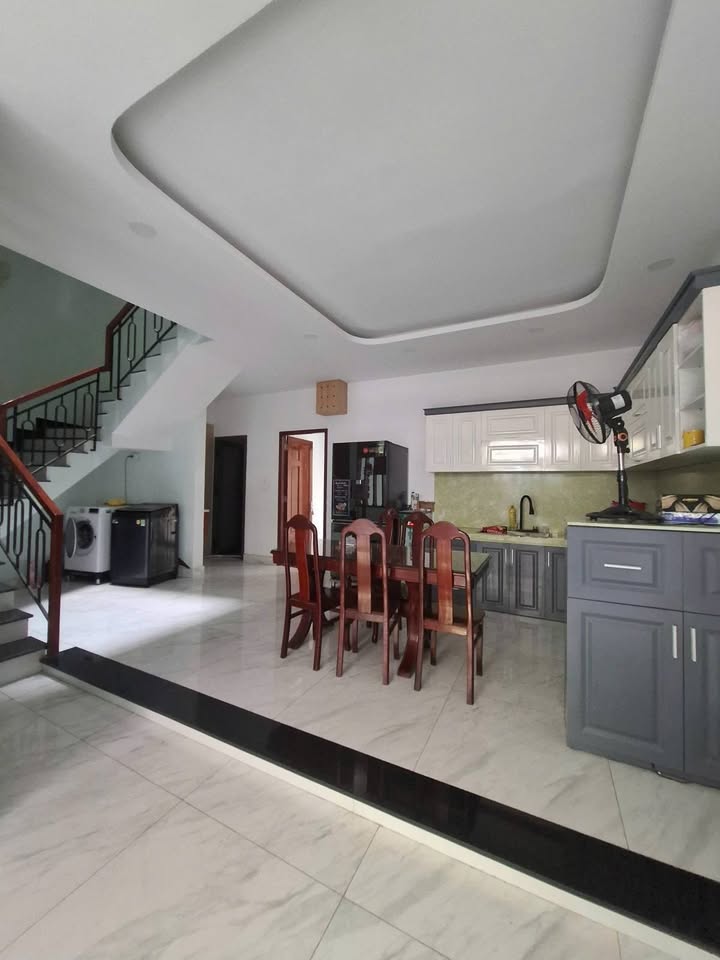 Nhà phố 4 tầng đường Cách Mạng Tháng 8, Q3, 85m² chỉ 13.99 tỷ - Tiện ích đầy đủ, sổ hồng chính chủ!