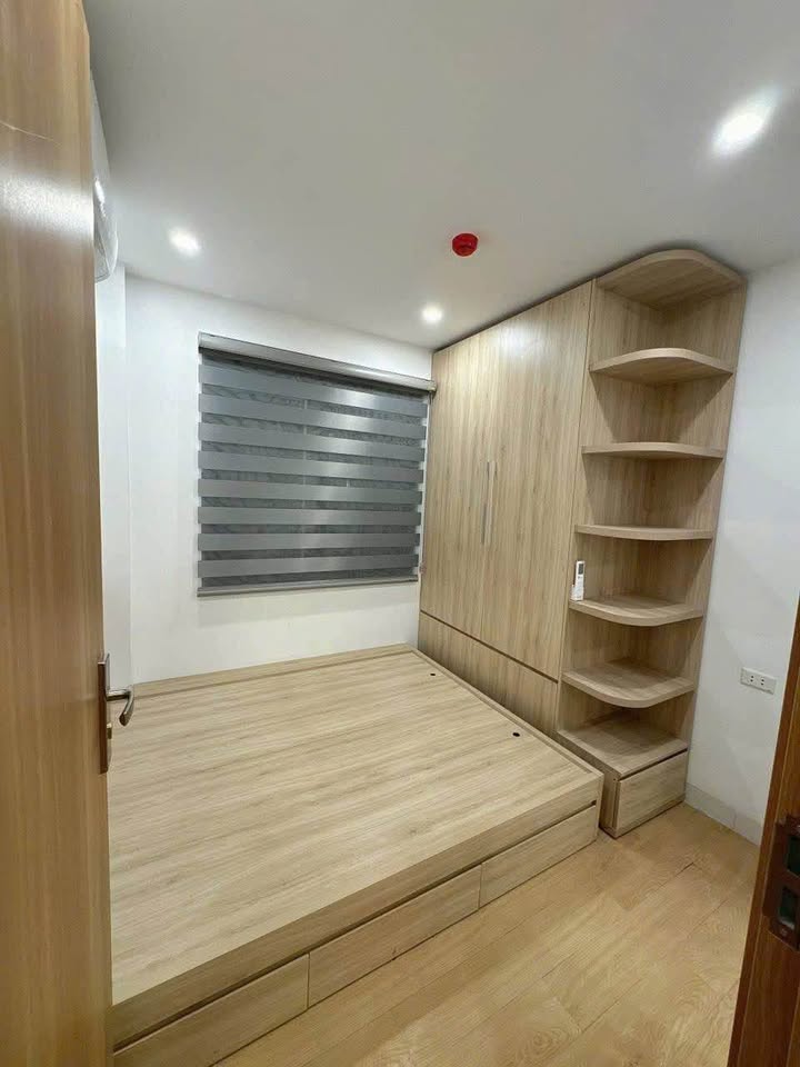 Căn hộ CcMN Ngõ 13 Lĩnh Nam 54m² giá 2 tỷ - Ô tô tránh trước nhà!