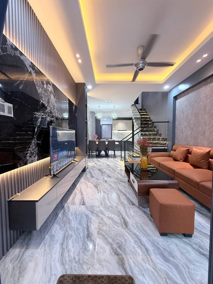 Nhà 3 tầng Đà Nẵng 62m² giá 5 tỷ - Ô tô đậu 10 chiếc, sẵn sàng ở ngay!