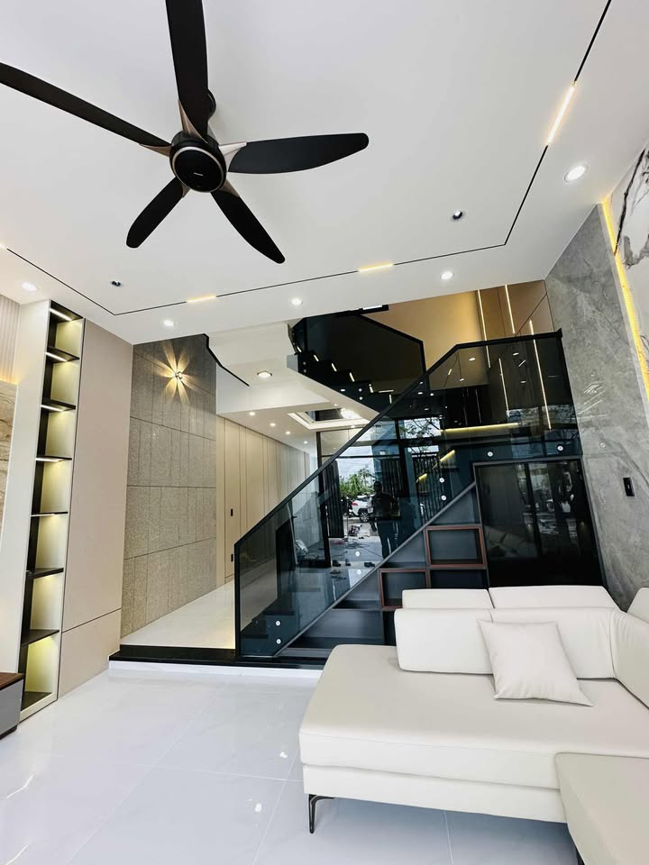 Nhà 3 tầng mặt tiền đường 7,5m tại Nam Hoà Xuân 105m² - Giá chỉ 7,8 tỷ TL