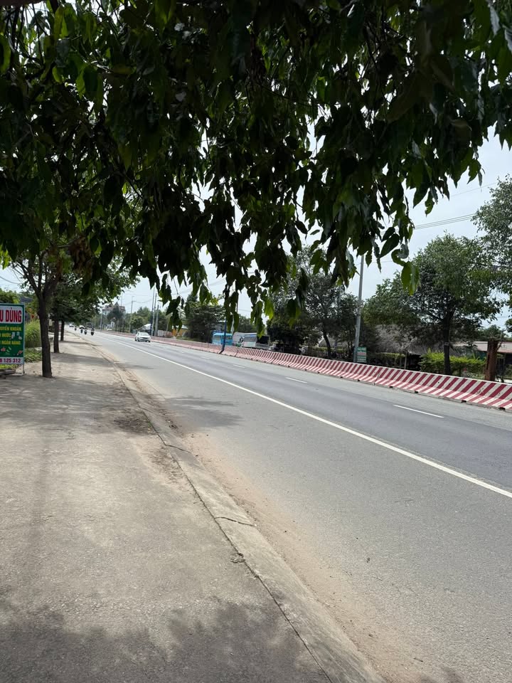 Đất nền 1 hecta Quốc Lộ 13 Thị trấn Lai Uyên - Giá chỉ 32 tỷ, phù hợp làm kho xưởng!