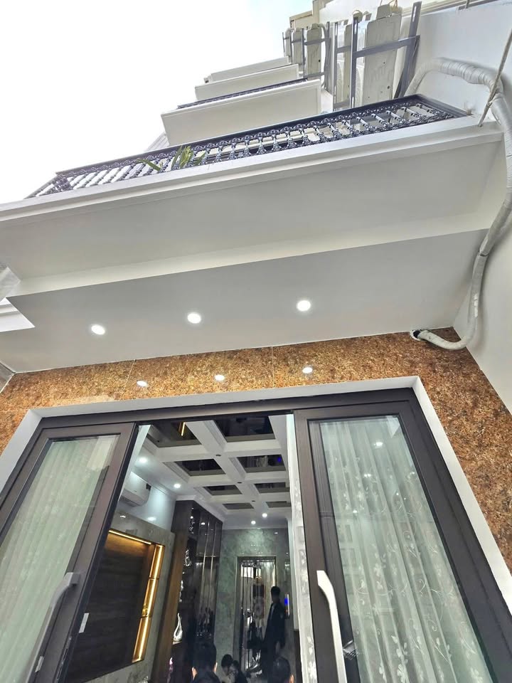 Nhà phố Xuân La 36m² giá 12.79 tỷ - Thiết kế hiện đại, thang máy tiện lợi!