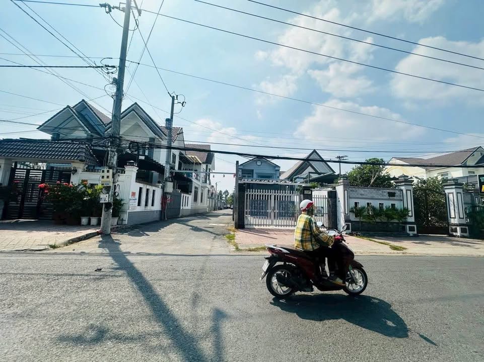 Bán nhà biệt thự mái thái liền kề tại Nguyễn Văn Lâu, Vĩnh Long 187m² giá 4.3 tỷ - Nội thất cao cấp!