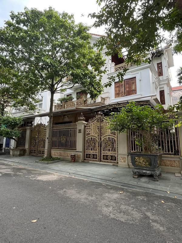 Biệt thự Văn Phú 200m² giá 39 tỷ - Sẵn sàng giao dịch ngay!