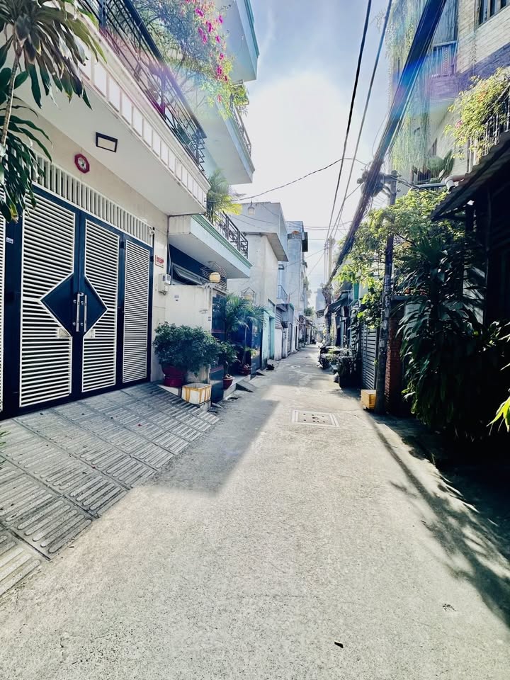 Nhà riêng Phạm Văn Bạch, Tân Bình 61m² giá 5.6 tỷ - Tiện xây mới 4-5 tầng!