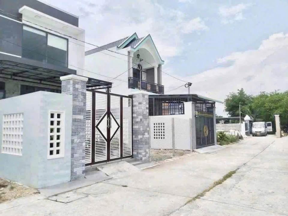Nhà cấp 3 mới xây tại hẻm 239 Nguyễn Văn Rành, Tân An - 150m² giá 2.7 tỷ - An ninh tốt!