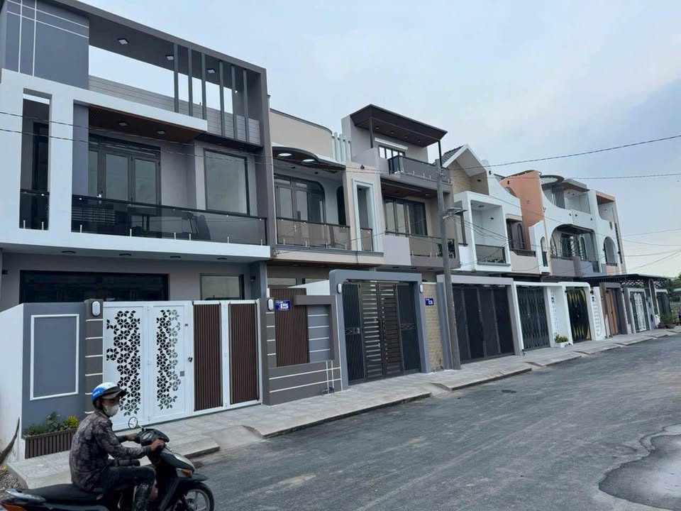 Nhà phố liền kề Long Cang Cần Đước 125m² giá 1.75 tỷ - Sổ hồng sẵn, thuận tiện vào ở ngay!