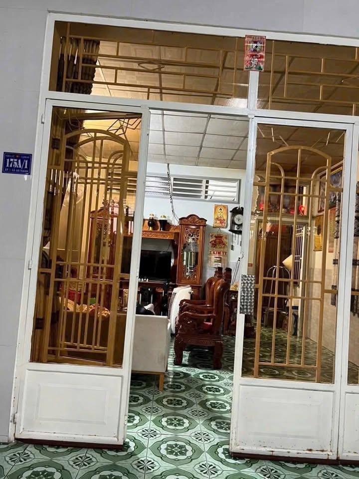 Nhà cấp 4 2 mặt tiền An Thạnh Bến Lức 146m² giá 2.5 tỷ - Khu vực tiện ích đầy đủ!