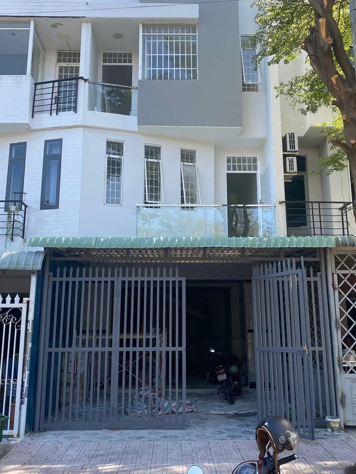 Nhà phố 1 trệt 3 lầu tại Mỹ Phước, Bến Cát - Giá 4 tỷ, sẵn sàng vào ở!