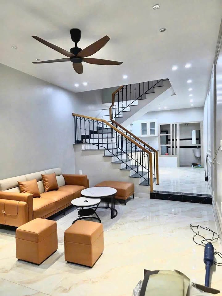 Nhà 3 tầng Dư Hàng Kênh 54m² giá thỏa thuận - Không gian sống trẻ trung với sân riêng!