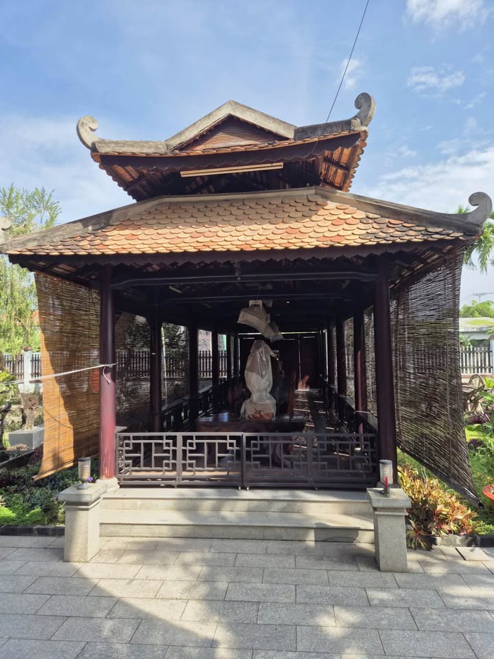 Biệt thự gỗ sân vườn Hóc Môn 2000m² giá 25 tỷ - Đầu tư lý tưởng!