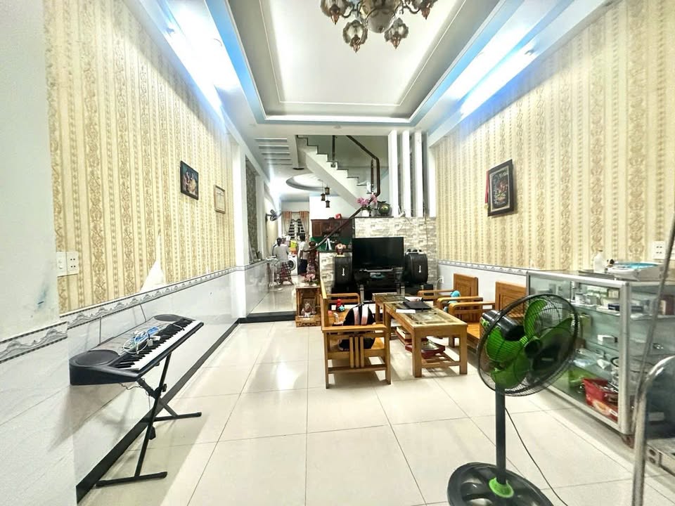 Nhà 2 tầng mặt tiền đường nhựa 8m tại Đông Hòa - Giá 6 tỷ - Kinh doanh hiệu quả!