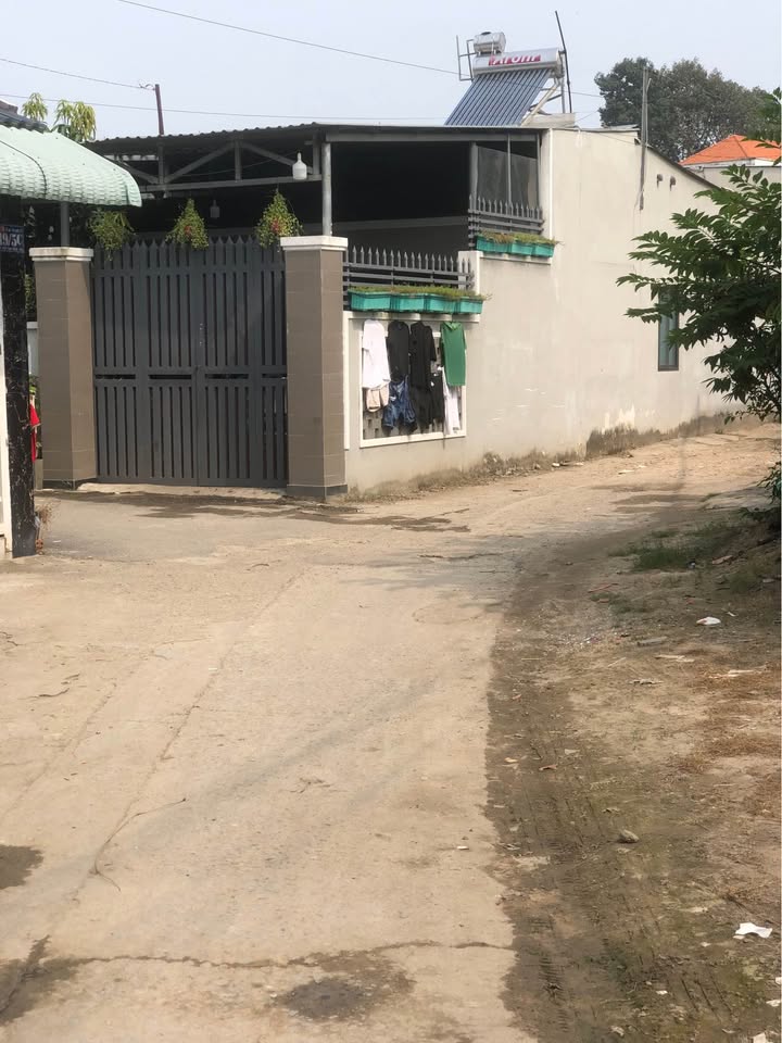 Nhà phố Hóc Môn 100m² giá 2.15 tỷ - Chính chủ, gần trường học và chợ!