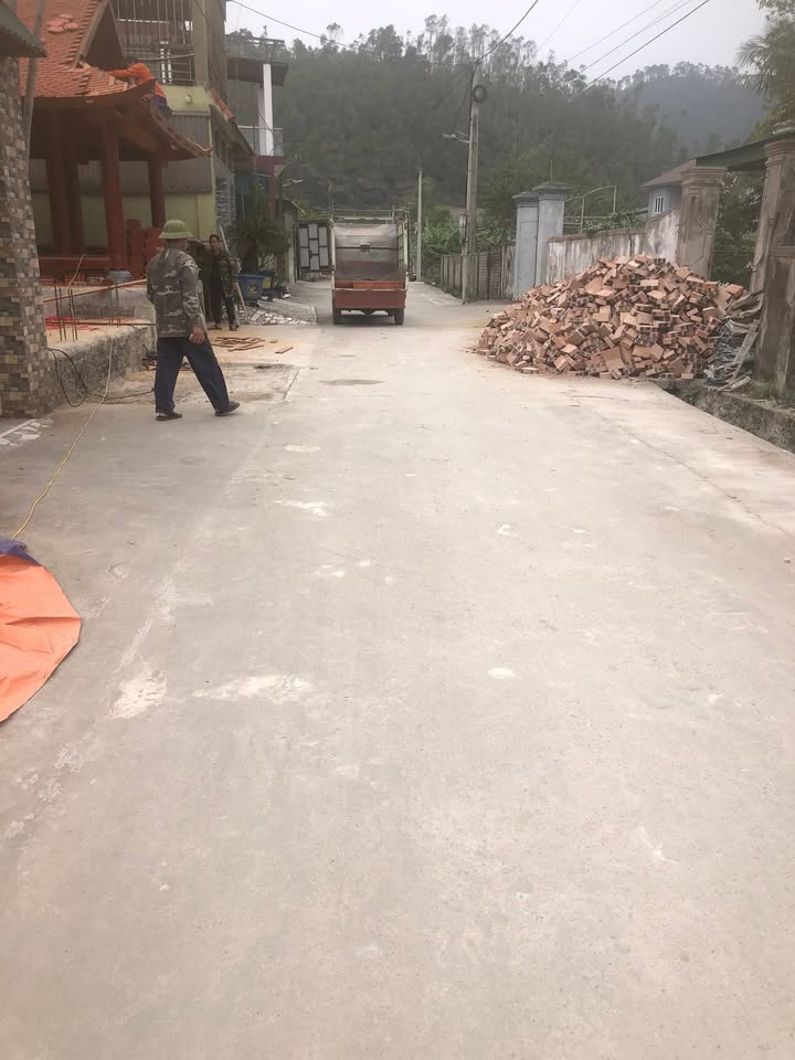 Đất nền xóm Đại Huệ, xã Hưng Tây, 100m² giá 2 tỷ - Vị trí đắc địa gần chợ trường học!