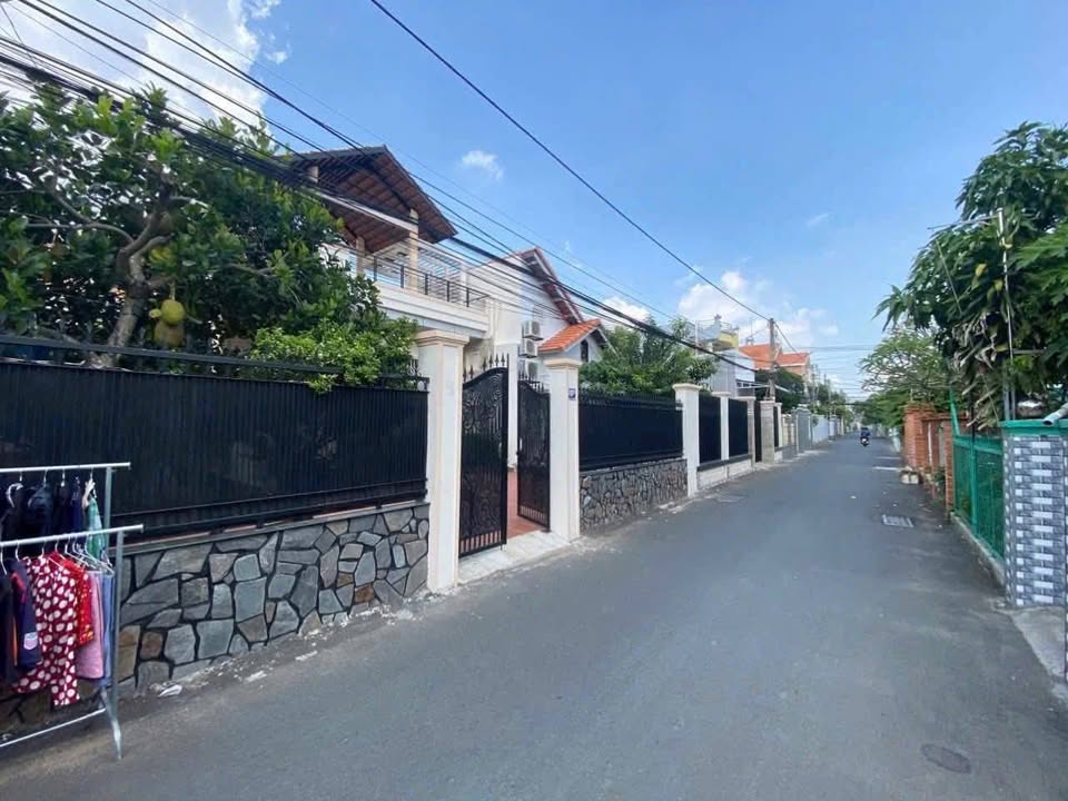 Bán nhà sân vườn Bình Khánh 295m² giá 6 tỷ - Hệ thống năng lượng mặt trời tiết kiệm điện!