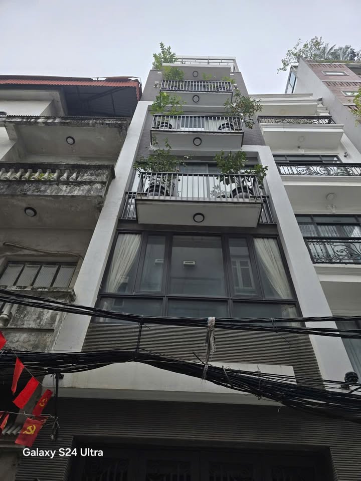 Nhà phố Trần Quốc Hoàn, Cầu Giấy 68m² giá 26 tỷ - Thang máy, ô tô tránh!