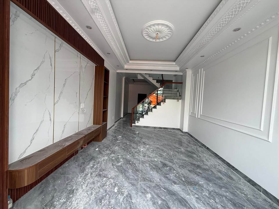 Bán nhà 3 tầng mới đẹp 61,3m² phường Hùng Vương giá 2,35 tỷ - Vị trí cực kỳ thuận lợi!