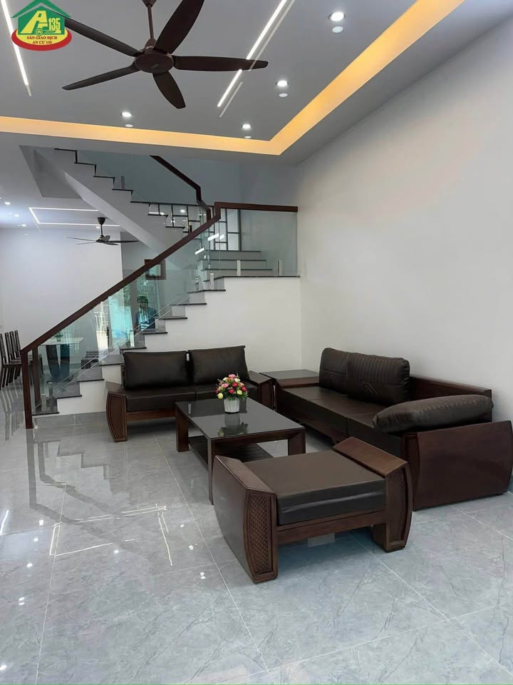 Nhà 3 tầng đường Nguyễn Công Trứ, Bích Đào 80m² - Vị trí trung tâm, tiện ích đầy đủ!