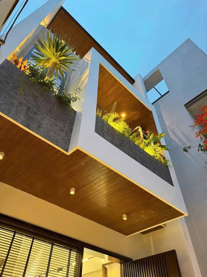 Nhà 3 tầng mặt tiền Huỳnh Ngọc Đủ, 100m² giá 8 tỷ - Khu dân trí cao!